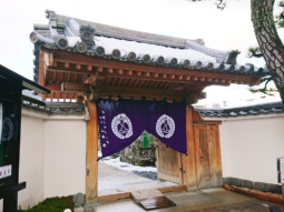 平成30年。山本栄様のご懇志により、山門幕が新調されました。