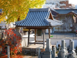 平成25年。石田正様・清水豊明様のご懇志により、鐘楼屋根が新しく葺き替えられました。