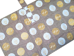 令和3年4月。清水豊明様のご懇志により、親鸞聖人御誕生850年・立教開宗800年慶讃法要記念五条袈裟(第377号)が備えられています。永代経法要・降誕会法座の際に住職が着用させて頂いております。